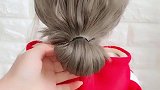 小姐姐简单搞定低丸子头，优雅时尚，更能体现淑女气质