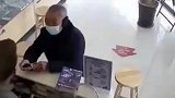 大爷在手机店消费听不清价格，老板又比划又大喊硬是没用