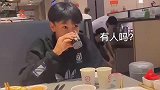 吃海底捞想自己倒一杯水有这么难吗