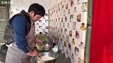 今天冬至夫妻俩包饺子，皮薄馅大，一咬出汤儿，你家吃饺子了吗？