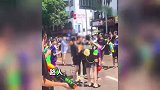 男子嬉水节被众人喷水，愤怒打掉一旁男孩水枪，还对人群比出中指