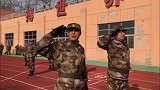 剧透排头兵！国乒教练秦志戬李隼“加练” 走正步敬军礼英姿飒爽