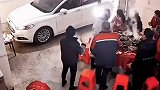司机酒后闯入饭店