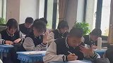 学生考试时纷纷伸出左右手，不知道的还以为在作弊