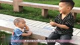 萌宝看见人家小哥哥在吃棒棒糖，接下来萌宝的举动，笑翻了众人