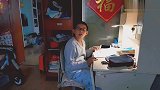 二胎哥哥在写作业，妹妹在一旁陪着