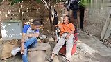 农村俩光棍准备进城，二刚吹嘘进城向来不带钱，大涛说你膨胀了吧