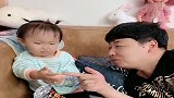 爸爸舔了闺女的小手，闺女的反应太强烈了，看完不笑算我输！