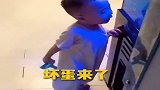 习惯早睡早起的姥爷，被儿子折磨的不得不锁门了，这谁能受得住