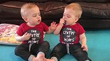 双胞胎对视一眼，弟弟奶嘴瞬间被哥哥抢走，真是措不及防一脸懵