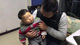 宝宝中午没睡觉太困？直接在爸爸腿上睡着，直流口水太搞笑