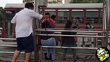 印度恶搞第二弹，抓蛇吓唬人，路人绝望的小眼神