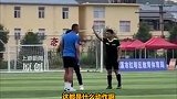 青少年足球教练不满判罚动手打裁判，演变为群殴
