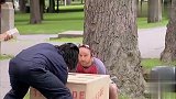路人帮忙抬箱子，听见奇怪的声音，路人懵了