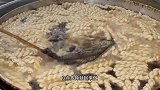 福建大叔做“南方麻花”，百年传承的手艺，一天要做6、7000条
