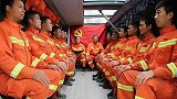 居民楼突发大火困48人 消防员救人后缺氧昏迷