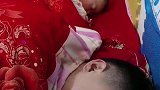 小宝宝不愧是亲生的，睡觉姿势都和爸爸一模一样！好搞笑