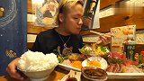 美食猎奇岛国小哥吃超豪华刺身套餐