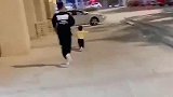 萌娃：妹妹不管怎么跑，都逃不出哥哥的手掌心，羡慕有个哥