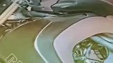 男子喝啤酒加辣椒，还有一盒大香烟，一天只抽一包