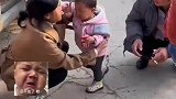 宝宝跟着爸爸离开，年轻妈妈看着远去的孩子哭得撕心裂肺