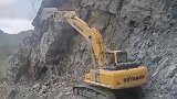 挖掘机司机真是无所畏惧，如果晚几秒钟，直接就掉落悬崖！