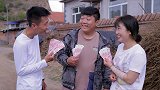 美女路边捡钱，看似美女是受害者，不想原来她才是主谋