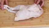 鸡肉最好吃做法，农村大厨教你1招，鸡肉不腥不柴，软烂入味