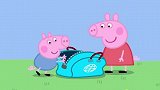 小猪佩奇：勤奋的佩奇，装饰可爱稻草人，真是乖宝宝呢