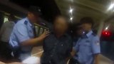 这里不让抽烟！ 醉酒男子：我就抽烟 你灭啊！