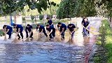 消防员处理道路积水，接下来这操作，看完我服了！