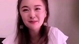 小姐姐突然间醒悟，逐渐消失的笑容，演技十分到位