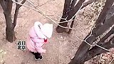 妈妈为了躲避俩女儿，直接上树