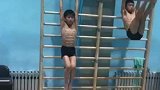 少年八块腹肌让人羡慕，台上一分钟，台下十年功