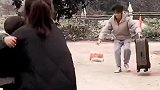 哥哥回家蹲下准备迎接弟弟的拥抱，结果出乎意料