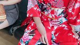 花魁的脚这么大，连鞋子都穿不进去，旁边的姑娘一直在偷笑