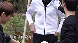 刘宪华拎箱子送别女排姑娘，临别再三叮咛，惠若琪丁霞暖哭