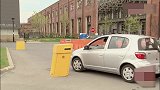 路人开车老是过不了关卡，知道真相后，笑出了腹肌