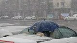 山西大同：下雪天敞篷合不上了，车主打伞开车去维修