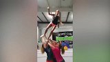 女孩站在女孩们的手上，没有很稳，掉了下来了！