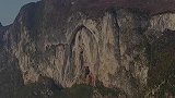 贵州悬崖上的“马蹄印”，大家看看中间像什么