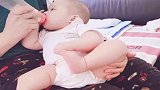 只要一喝奶，宝宝的“小短腿”就成这样，看完不许笑！