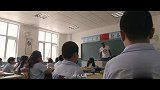 学生把板砖当玩具玩，老师看他当场示范，让老师的脸都吓绿了