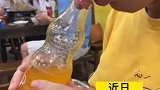 喝饮料不慎卡住嘴巴，画面真的既心疼又好笑