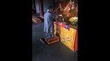 重庆中超保级生死战！球迷寺庙烧香祈福