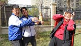二浪利用时光鸡回到现实，与队友并肩作战，成功消灭黑袍巫师！