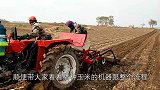 二美：带大家看整个种玉米流程，中午安排饭包，看把姐夫美的