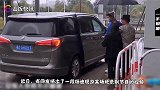 杨迪好惨！大妈高举杨迪手幅竟不识本人，保安无视全程给助理打伞