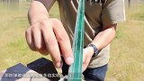 外国小伙怒砸防弹玻璃，发现这东西才是神器，比铁锤还好用