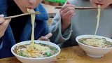 带老婆来吃面，非要跟老板娘学手艺，这样一对比，还是老板娘美